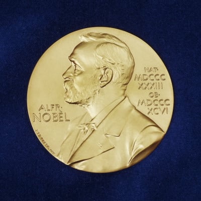 Nobelprismedaljen som pristagarna får (separata medaljer för freds- och ekonomipriset)