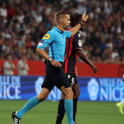 Domaren Clément Turpin bryter matchen mellan Nice och Marseille.