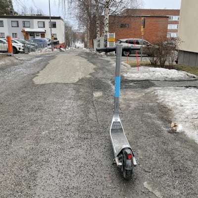 Sähköpotkulauta pysäköitynä Kuopion keskustassa Käsityökadulla.