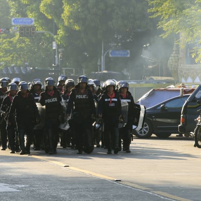 Kravallpolis utanför en regeringsbyggnad i Bangkok den 1 december 2013
