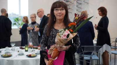 Sirkka-Liisa Sjöblom med bukett. 
