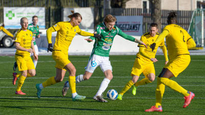 EIF:s Simon Lindholm omringad av flera TPS-spelare.
