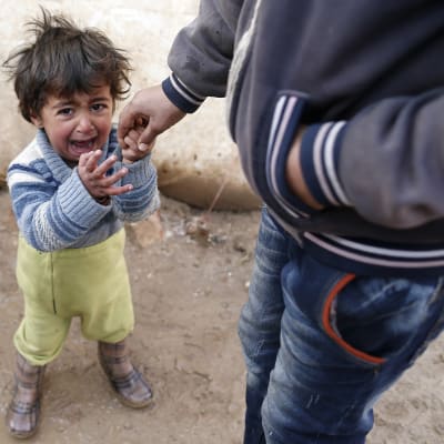 Syriskt barn gråter i flyktingläger i  Bab Al-Salama i norra Syrien.