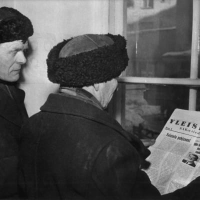 Män läser FFC:s tidning om generalstrejk, 1956