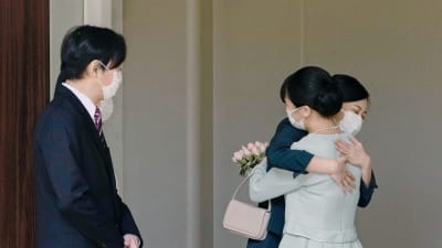 Japans prinsessa Mako kramar sin syster prinsessan Kako inför Makos vigsel med Kei Komuro.