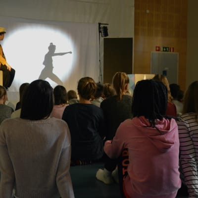 Minna Valkama och Malin Olkkolas projekt Kul på svenska turnerar runt om i landet med sina teaterföreställningar för finskspråkiga barn. Här i Huutoniemen koulu i Vasa.