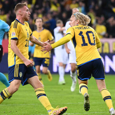 Dejan Kulusevski och Emil Forsberg jublar i svenska landslaget.