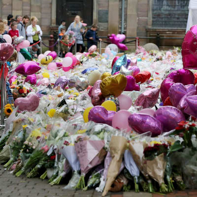 Blommor vid platsen för bombdådet i Manchester 2017