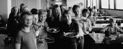 Oppilaita ruokalautastensa kanssa Puotilan ala-asteen ruokalassa (1984).