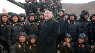 Nordkoreas ledare Kim Jong-un inspekterade trupper tidigare i april.