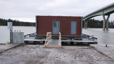 Den flytande sjöbevakningssationen vid Emsalö bro i Borgå