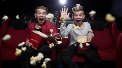 popduon Marcus och Martinus kastar popcorn omkring sig