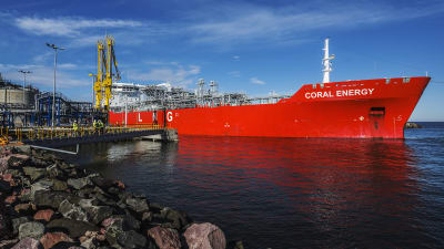 LNG-fartyget anländer till hamnen i Björneborg 10.7.2016.