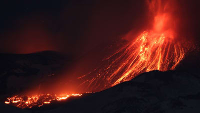 Ett tiotal människor skadades i en explosion vid vulkanen Etna den 15 mars 2017.