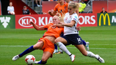 Orangeklädd holländska och vitklädd norska i duell om bollen under pågående dam-EM i fotboll.