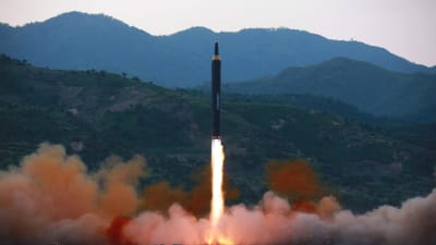 Den officiella nordkoreanska nyhetsbyråns bild på den missil som avfyrades den 14.5.2017