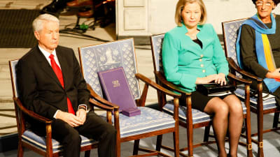 Då Nobels fredspris delades ut i december 2010 representerades Liu Xiaobo av en tom stol.