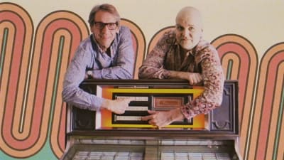 Kjell Ekholm och Niklas roström bvid jukebox i sjuttiotalsanda.