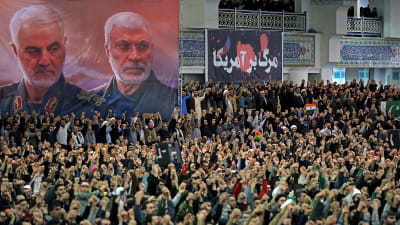 Utanför den moské där Khamenei ledde fredagsbönen hade man hängt upp ett porträtt på general Soleimani och Abu Mahdi al-Muhandis. Muhandis, som ledde en iranstödd milis i Irak, dödades i samma amerikanska flygattack som Soleimani. 