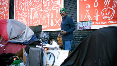 En hemlös man vid ett tältläger i stadsdelen Tenderloin i San Francisco.