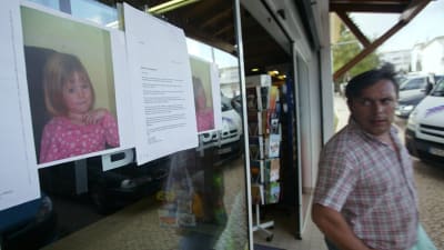 En affisch på Madeleine McCann är fastsatt på ett butiksfönster.