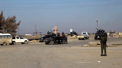 Kurdiska soldater försöker för femte dagen i rad få slut på striderna mot flera hundra medlemmar av terrorgruppen IS som har tagit över ett fängelse i staden Hasakah.