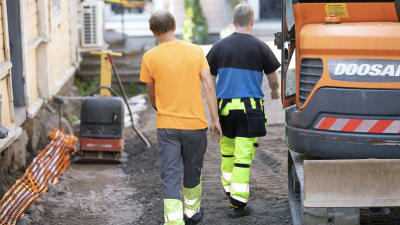 Työmiehiä rakennustyömaalla Porvoossa