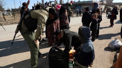 Kurdiska soldater har upprättat vägspärrar nära fängelset i Gweiran för att att förhindra att IS-medlemmar gömmer sig  bland flyende civila.