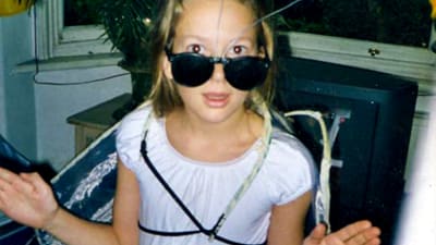 Ung flicka med solglasögon