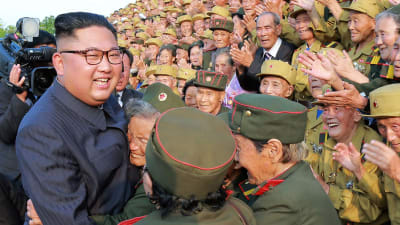 Nordkoreas ledare Kim Jong-un fick ett extatiskt mottagande av krigsveteraner på fredagen. Han besökte en militär begravningsplats i huvudstaden Pyongyang för att hedra årsdagen av stilleståndsavtalet.