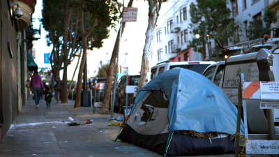 Tält för hemlös person i Tenderloin, San Francisco.