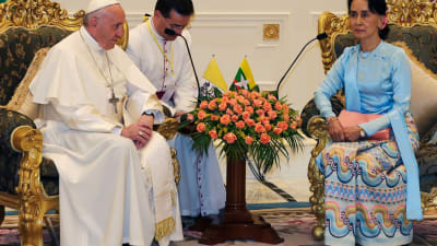 Påven träffade Burmas civila ledare Aung San Suu Kyi