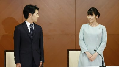 Herr och fru Komuro höll en presskonferens på ett hotell i Tokyo efter att deras äktenskap registrerats. 