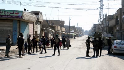 Kurdiska soldater försöker förhindra jihadister från IS att fly från Gweiran distriktet i Hasakah i kurdkontrollerade nordöstra Syrien.