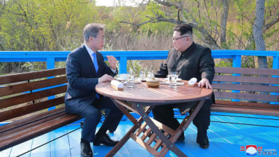 Sydkoreas president Moon Jae-In och Nordkoreas ledare Kim Jong-Un under en kaffepaus på fredagens toppmöte.