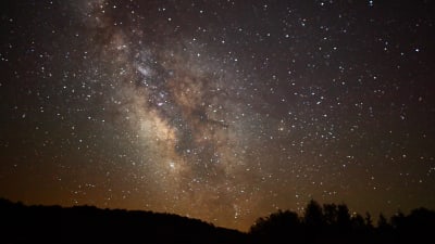 Yöllinen tähtitaivas Länsi-Virginian vuorilta kuvattuna. 