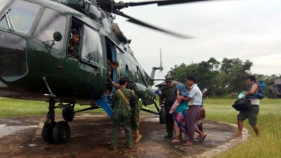 Den burmesiska armén har publicerat bilder av vad som sägs vara evakuering av civila i drabbade områden 