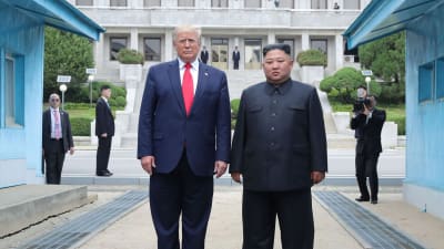 Donald Trump och Kim Jong-Un norr om gränsen mellan Nord- och Sydkorea 30.6.2019