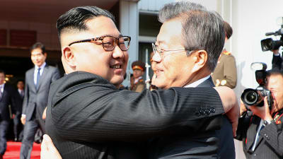 Kim Jong-un kramar Moon Jae-in under det andra toppmötet mellan ledarna.