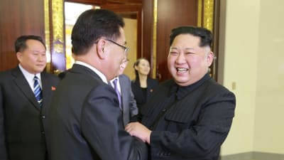 Den sydkoreanska delegationens ledare Chung Eui-yong fick ett varmt välkomnande av Nordkoreas ledare Kim Jong-un i Pyongyang.