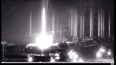 Bild från övervakningskameror vid Zaporizjzja kärnkraftverk under rysk beskjutning.