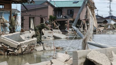 Soldater söker efter försvunna personer i den översvämmade staden Kurashiki