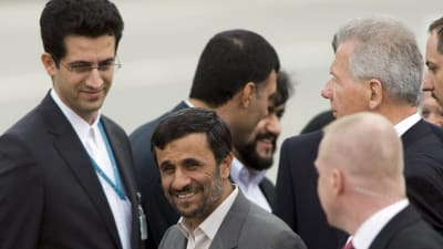 Irans president Mahmoud Ahmadinejad anländer till Genève för FN:s rasismkonferens