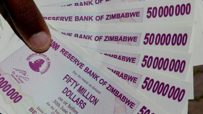 En bunt 50 miljonerssedlar i Zimbabwe