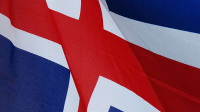Islands flagga i blått, vitt och rött.