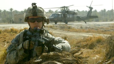 En amerikansk soldat deltar i jakt på Al-Qaidas militanta i södra Baghdad i Irak i januari 2008.