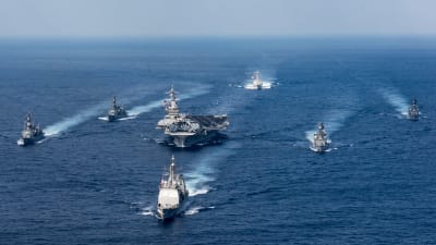 USS Carl Vinson med flottilj stävar som bäst mot farvattnen kring den koreanska halvön