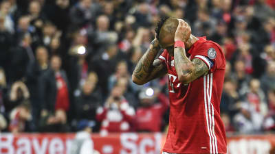 Arturo Vidal sörjer en missad straff i Champions League 2016-2017.