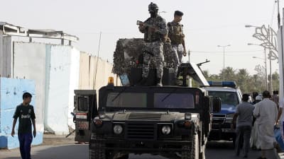 Irakiska polismän vid en vägspärr i norra Bagdad.