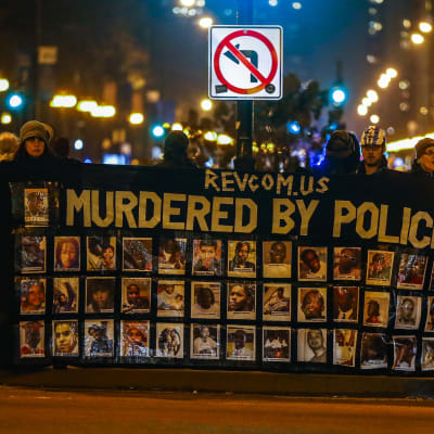 Protester i Chicago efter att åklagarmyndigheten släppte en video på när en vit polis skjuter ihjäl en svart tonåring.